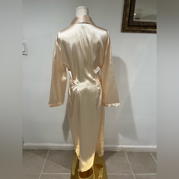 Jones New York Cream Satin Robe - Picture 4 of 8